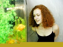 Девушка у аквариума